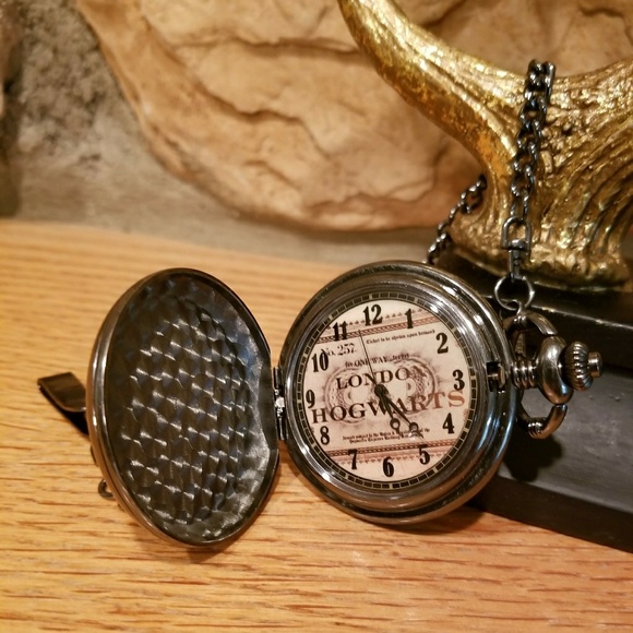 Harry Potter 9 3/4  Pocket Watch - Picture 2 of 4